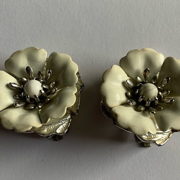 Sarah Coventry white enamel vintage clip on flower earrings - Picture 2 of 6